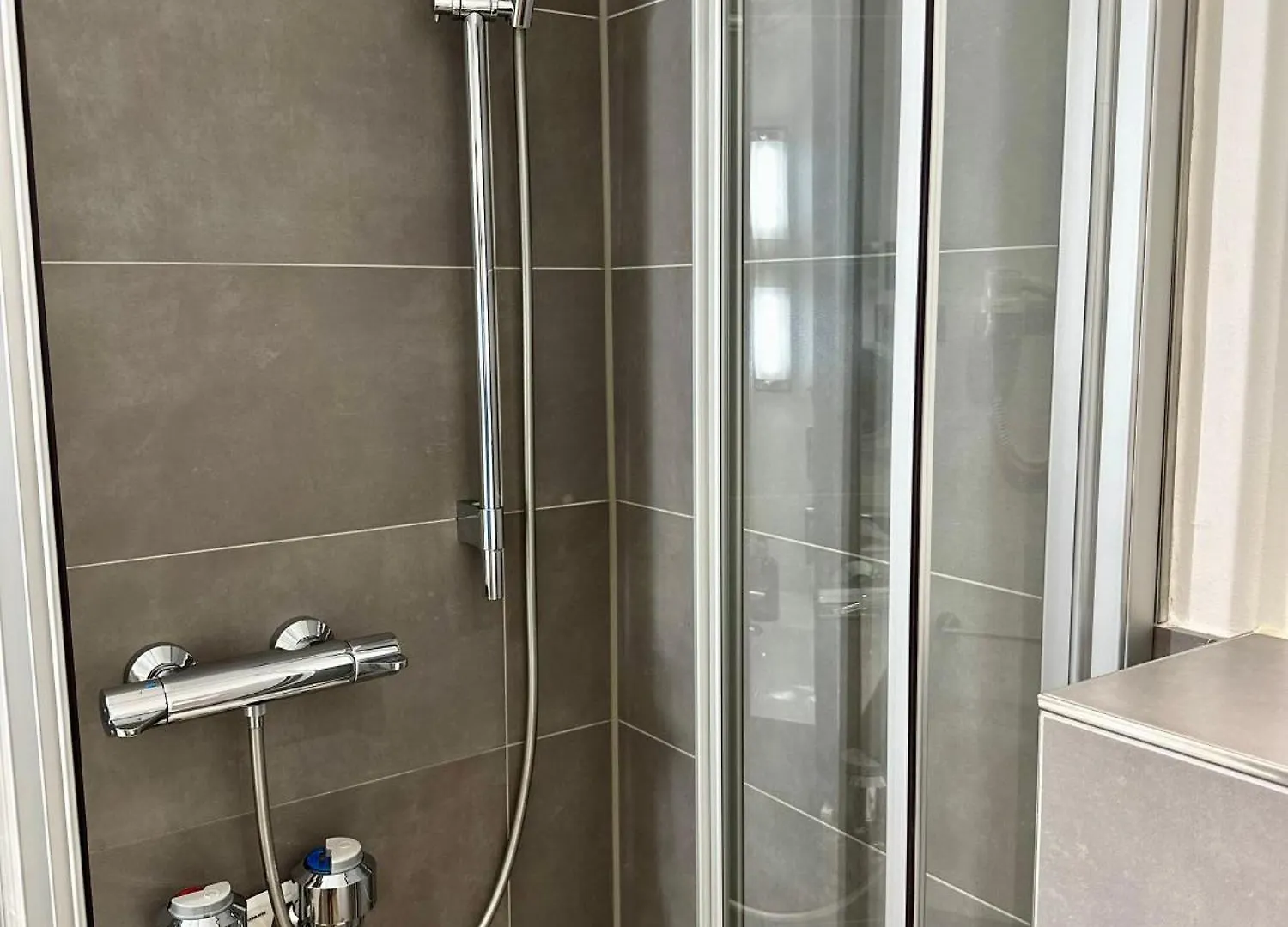 Ferienwohnung 4* Boutique Zimmer am Düsseldorf Hafen + ÖPNV&TG
